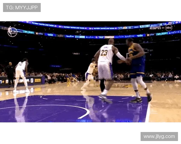 里夫斯精准传球助攻詹姆斯轻松上篮打板得分精彩瞬间
